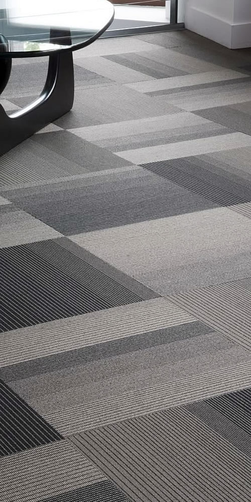 Alfombra gris rallas negras
