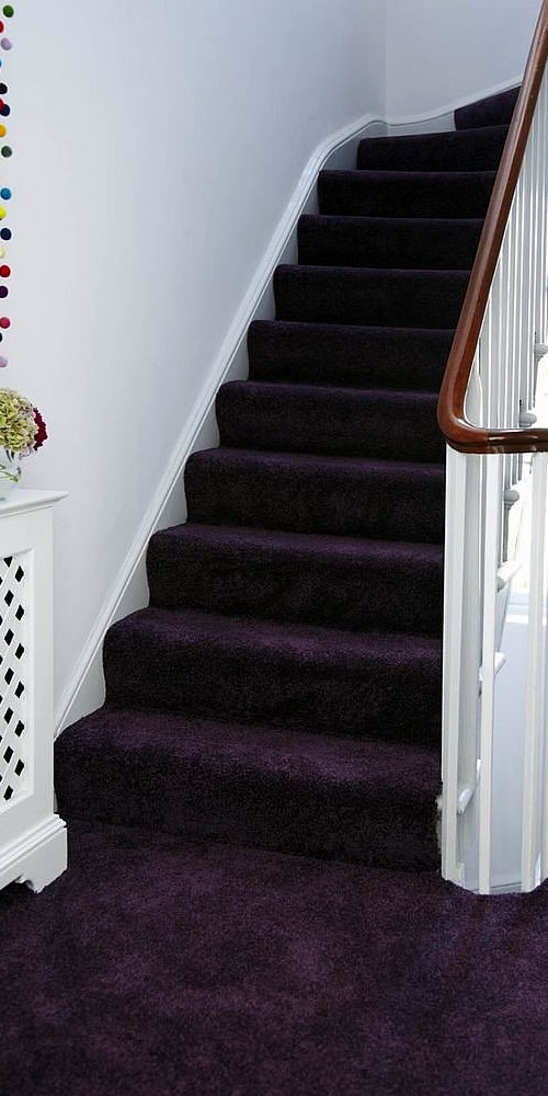Alfombra morada escaleras